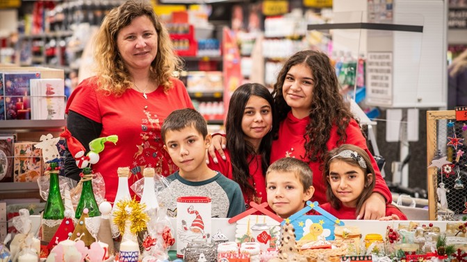 Obchůdky s Albertem: Děti z dětských domovů nabízí vlastnoručně vyrobené dekorace 