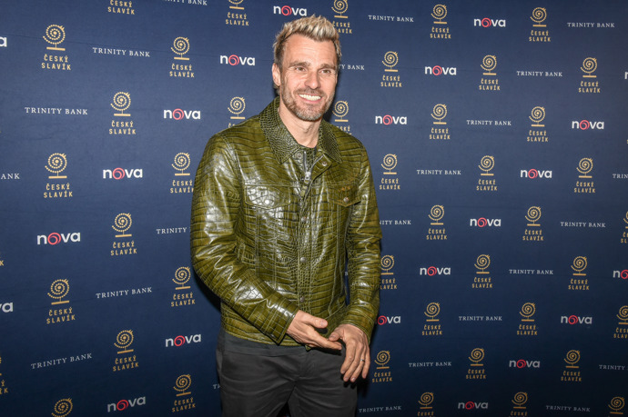 Na večírek před vyhlášením Českého slavíka přišel v roce 2024 v zelené kožené bundě. 