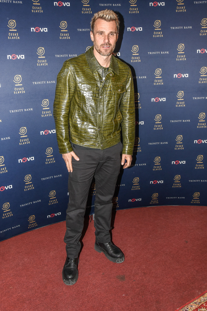 Leoše byste v této bundě rozhodně nepřehlédli. 