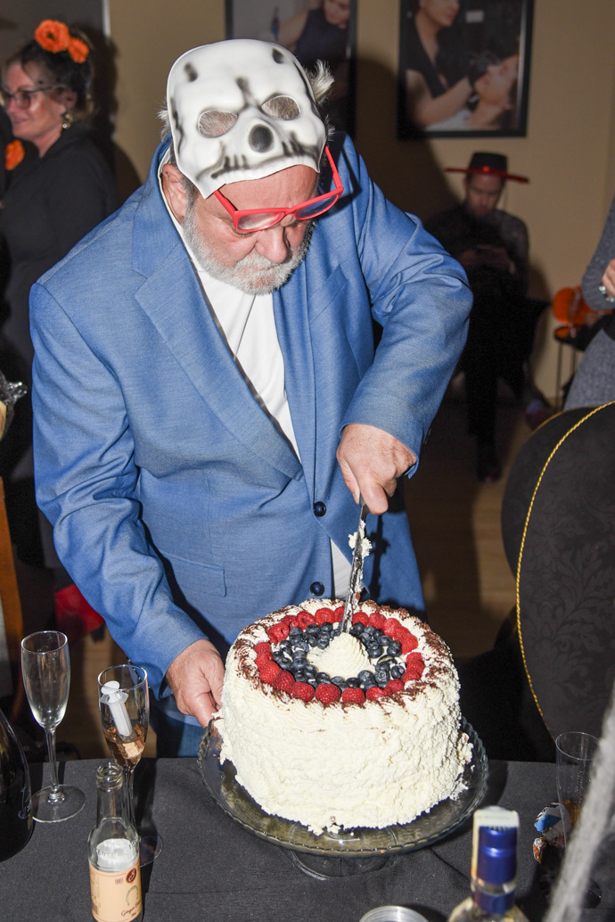 Václav Upír Krejčí krájel obří dort.