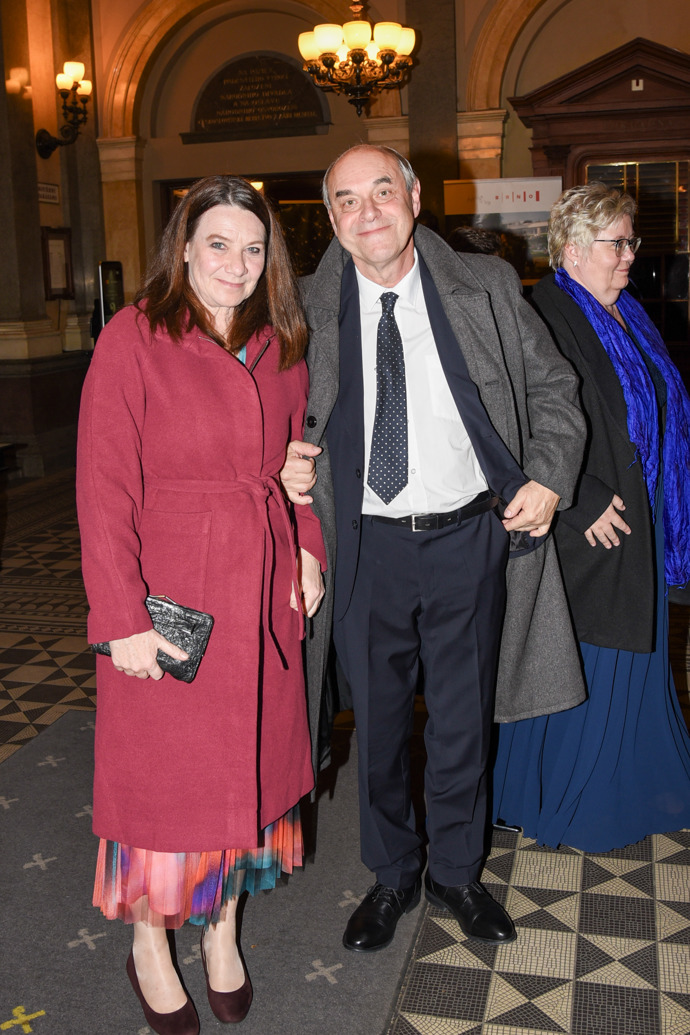 Herec Miroslav Táborský s manželkou Kateřinou, která oblékla typicky podzimní vínový kabát. 