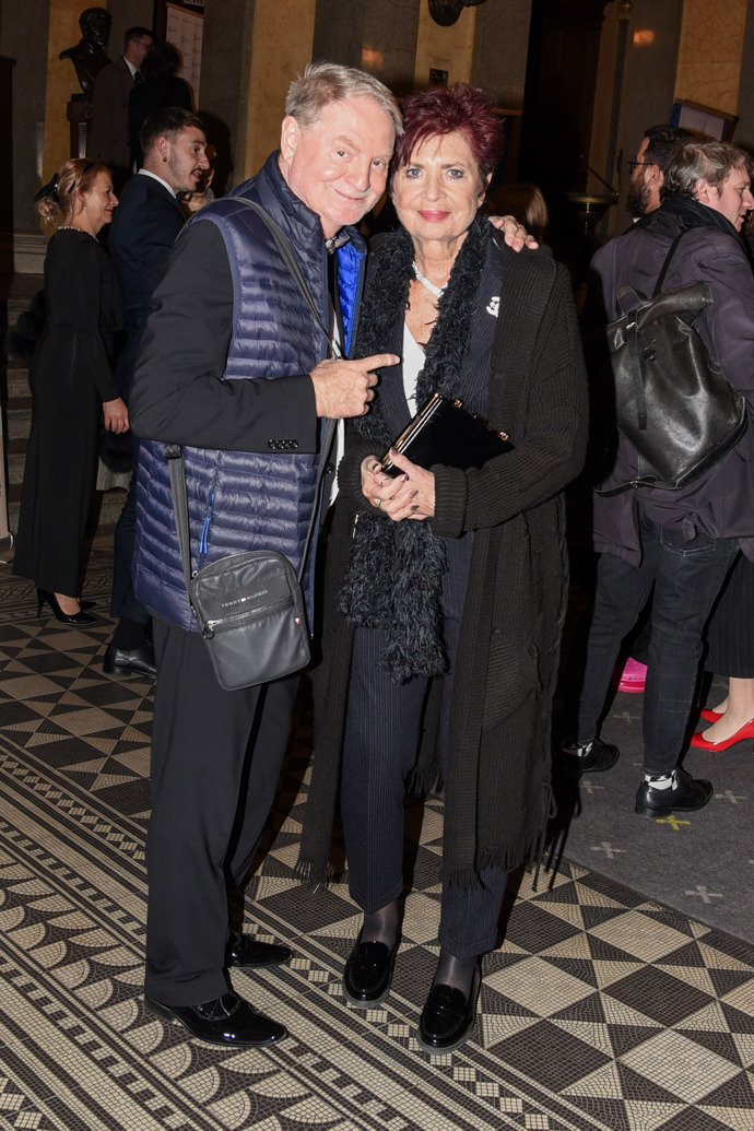 Petr Jančařík s manželkou Mirkou v černém kalhotovém kostýmku.