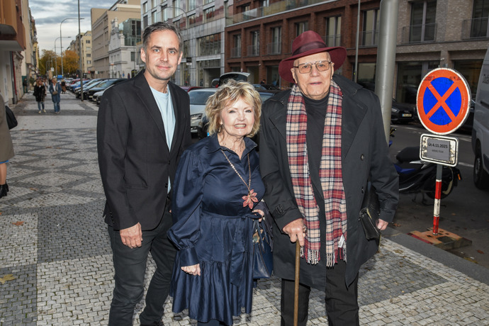 Manželé volí elegantní, nadčasový styl, který obohacuje o trendy jako kostka nebo satén.