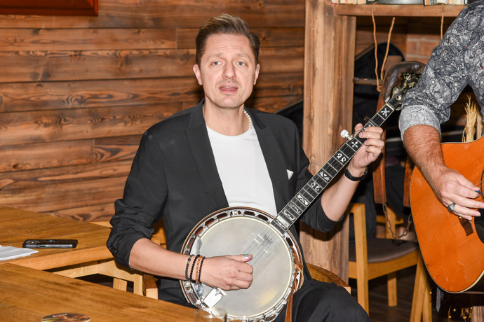 Ondřej Ruml si zahrál na banjo. 