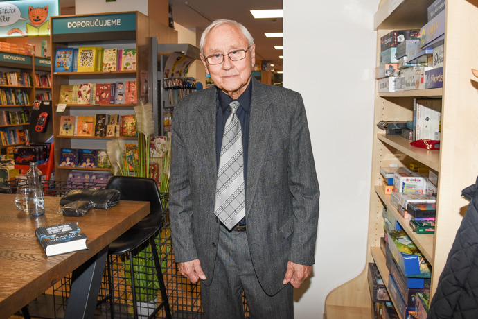 Je velmi hrdý na vnuka svého bratrance Tomáše Satoranského, který dosáhl velkých úspěchů v basketbalu.