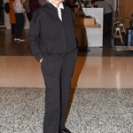 Jana Švandová oblékla mladistvý komplet černých kalhot s kapsami a černé bundičky typu bomber, pod ni oblékla klasickou bílou košili, kterou dopnula až ke krku.