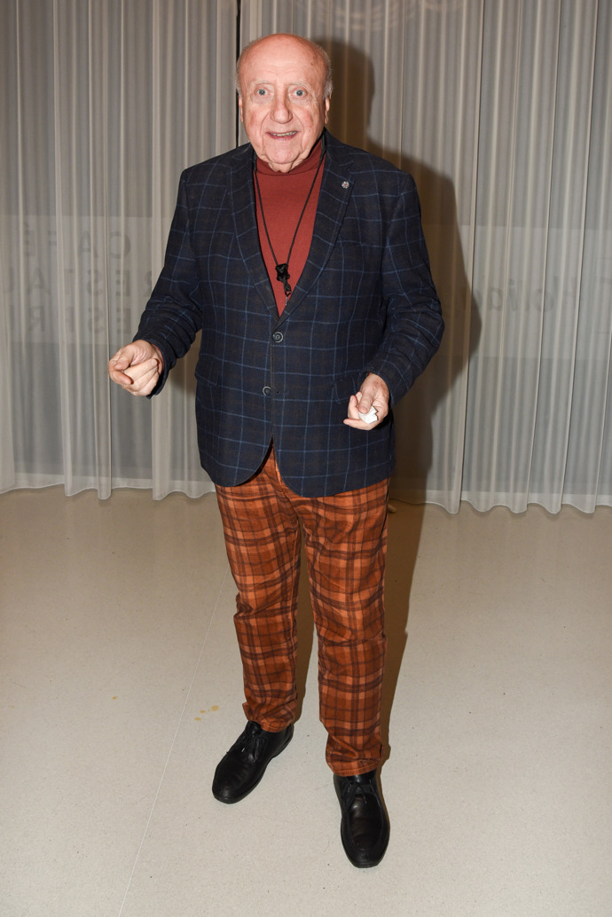 Felix Slováček se nebál barevnější kombinace ani vzorů - oblékl oranžové kostkované kalhoty, oranžový rolák a kárované tmavě modré sako.