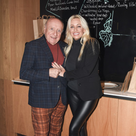 Během večírku stihla pozdravit Felixe Slováčka. 