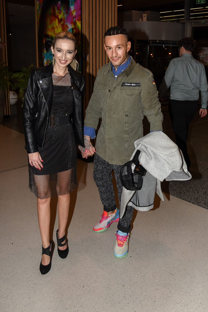 Zpěvák také do společnosti vyvedl slečnu v černých koktejlkách a černé kožené bundě. 