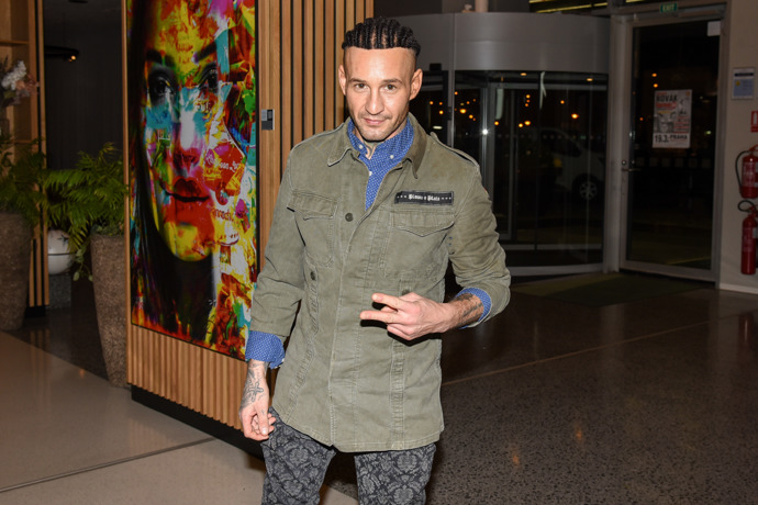 Sámer Issa ve společnosti.