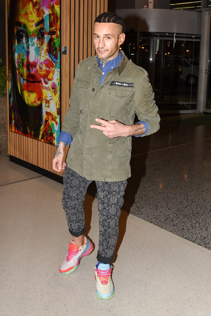 Sámer Issa nezklamal a oblékl barevně nesourodý outfit, kterému vévodily barevné tenisky. 