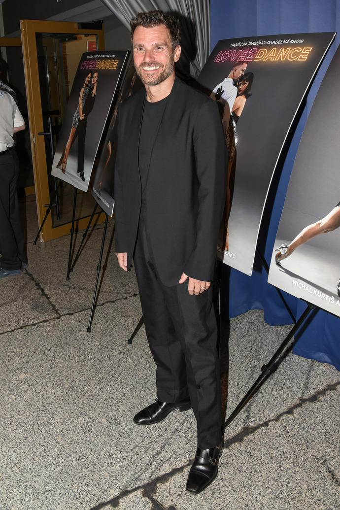 Kompletně černý outfit Leoš pro tentokrát nenarušoval bílými teniskami. 