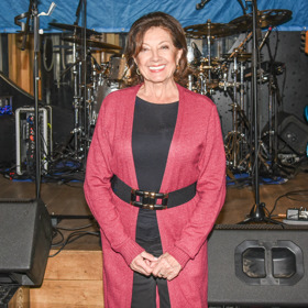 Přes kardigany nosí pásky s výraznými sponami zpěvačka Marie Rottrová.