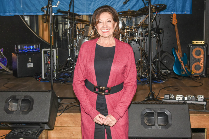 Přes kardigany nosí pásky s výraznými sponami zpěvačka Marie Rottrová.