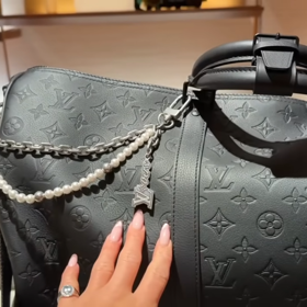 Martin Nečas dostal jako dárek luxusní tašku.