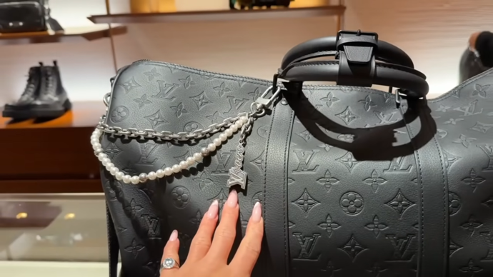 Martin Nečas dostal jako dárek luxusní tašku.