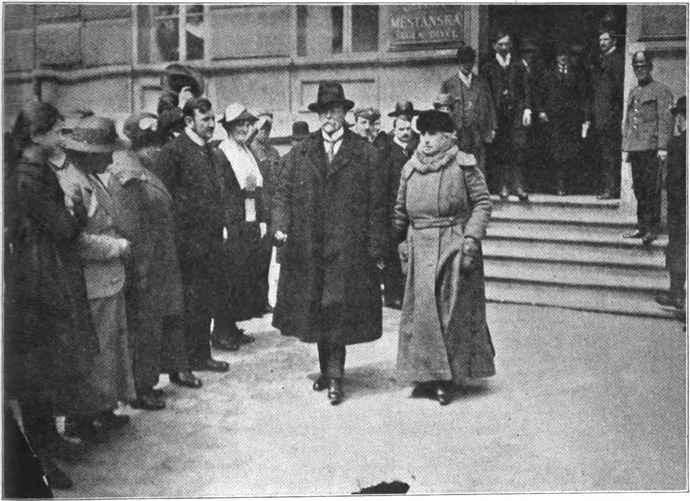 Se svým manželem T. G. Masarykem v době, kdy stála po jeho boku jako první dáma Československa.