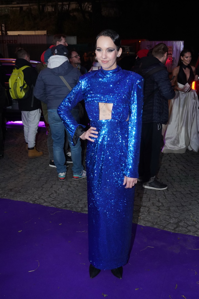 Flitry a třpytivé materiály ke slavnostním večerům patří, ale pořád záleží na dobrém střihu šatů. Míše Tomešové tento model podle stylistky nesedl. 