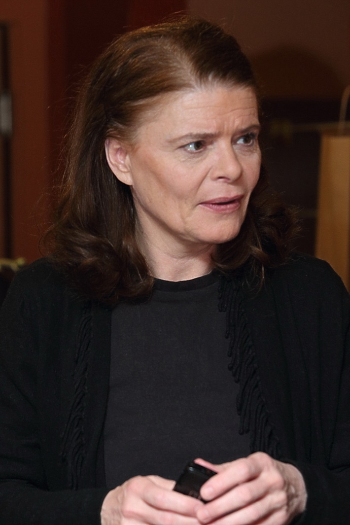 Zuzanu Bydžovskou jsme léta znali jako tmavovlásku nebo zrzku. Zahrála si v mnoha filmech i televizních pohádkách. Další snímky v galerii jsou z pohádky Honza a tajemná Hastroška z roku 1987, ve které si Zuzana zahrála.