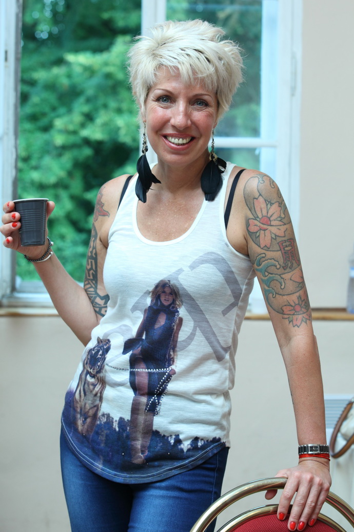 Takhle ji známe - s krátkými blond vlasy a množstvím tetování. 