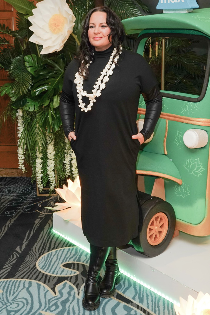 Vysoké kozačky se Jitka nebojí nazout ani k dlouhým černým šatům.