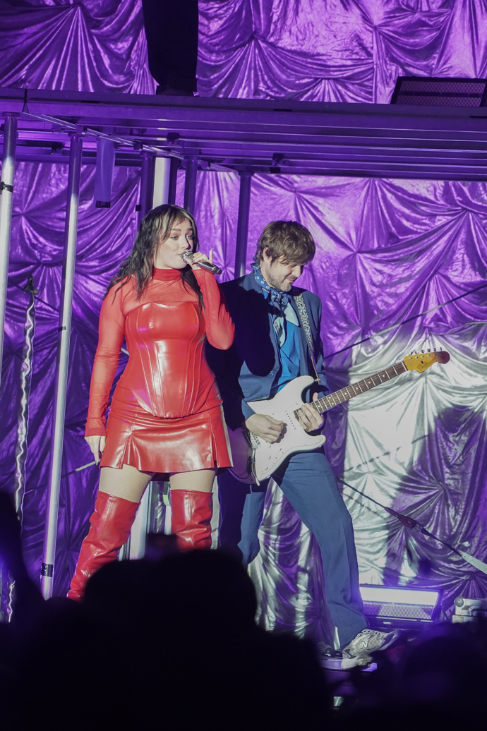 Ewa Farna měla koncert v obchodním domě.