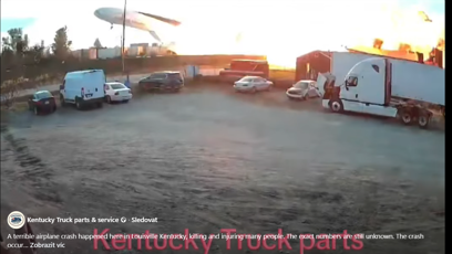 FOTO: Záběry pádu letadla na opravnu aut.