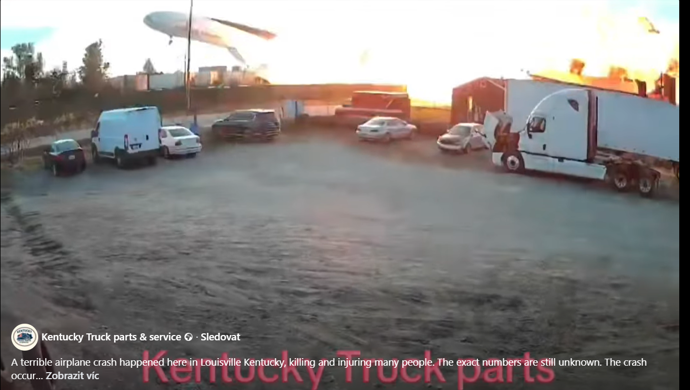 Záběry pádu letadla na opravnu aut.