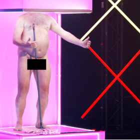 Muži tančili nazí u mopu.