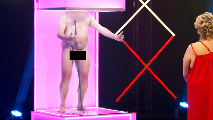 Muži tančili nazí u mopu.