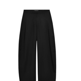 Nezbytností jsou tmavé kalhoty klasického střihu. 