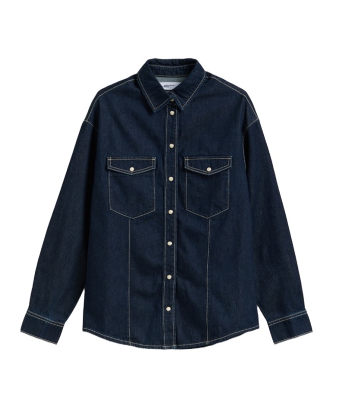 Druhou nezbytností je denimová košile,...