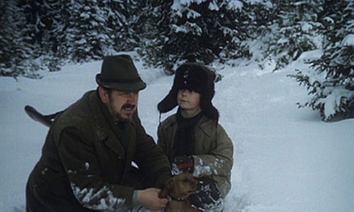 Pod Jezevčí skálou: Kluk z Prahy se ocitne uprostřed šumavské přírody u svého dědy hajného, který ho ale vlastně ani moc nezná... Na snímku Gustáv Valach v roli hajného a deděčka, a dětská herecká hvězda Tomáš Holý.