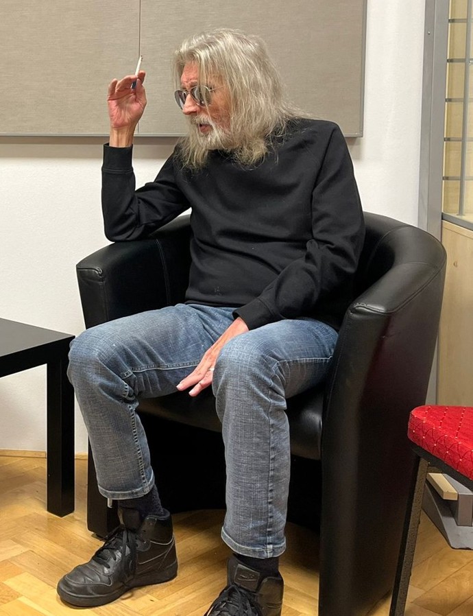 Pochopitelně nechybí ani jeho černé sluneční brýle a cigárko. 