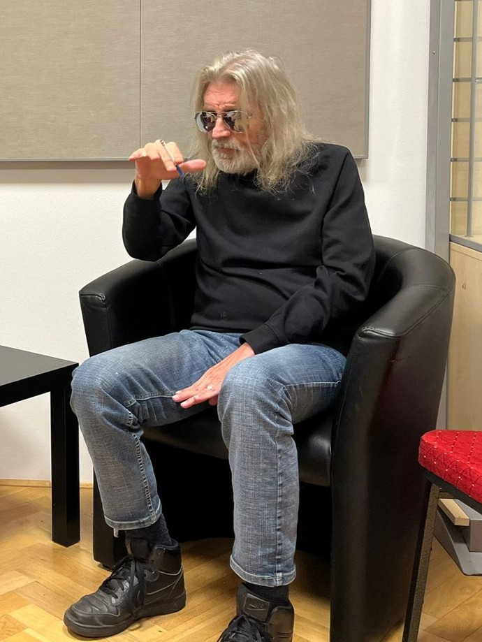 Takhle jsme mohli Aleše Brichtu vidět i během koncertu - černý rolák, džíny a černé tenisky. 