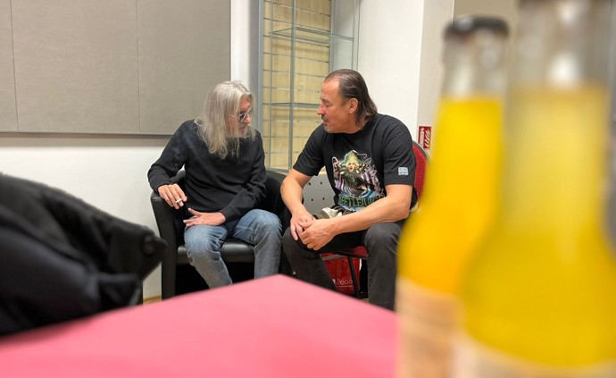 Aleš Brichta přišel o černou barvu vlasů a dává průchod svým šedinám. 