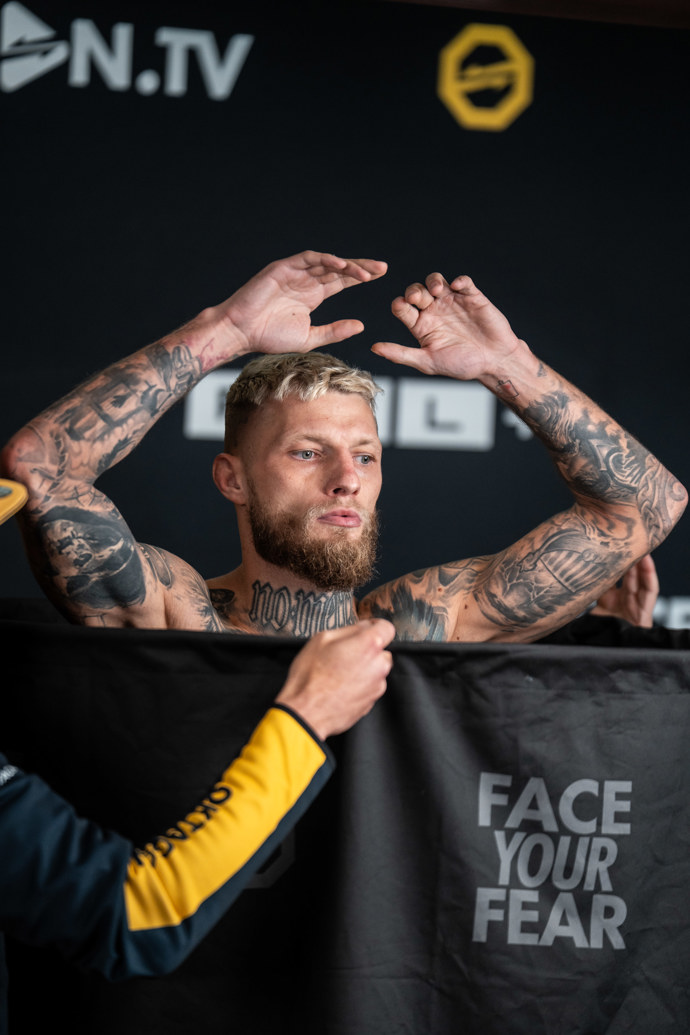 Radek Roušal během vážení. 