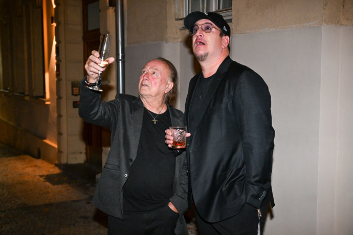 Janda má spoustu historek k vyprávění.