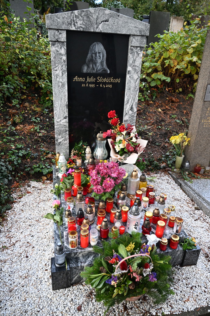 Anička Slováčková má svůj pomníček na Vinohradském hřbitově.