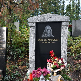 Anička Slováčková má svůj hrobeček na Vinohradském hřbitově.