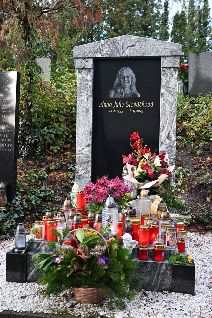Anička Slováčková má svůj pomníček na Vinohradském hřbitově.