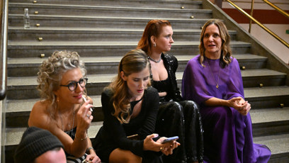 FOTO: Dámy seděly na schodech.