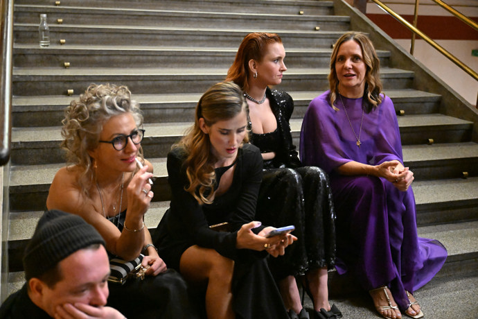 Dámy seděly na schodech.