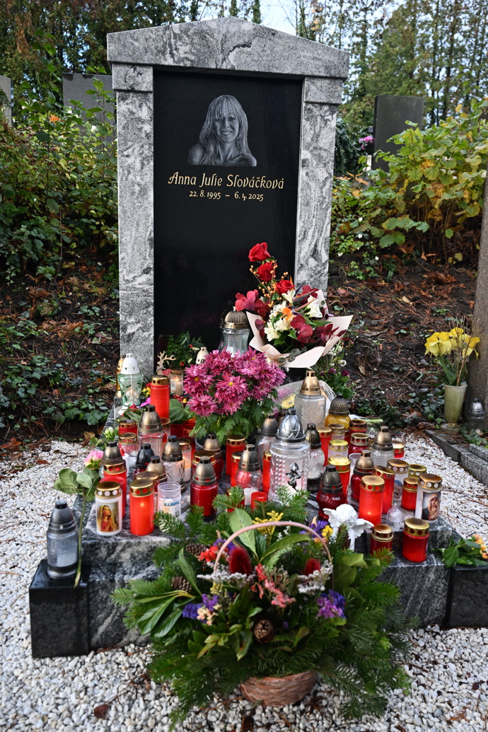 Anička Slováčková má svůj pomníček na Vinohradském hřbitově.