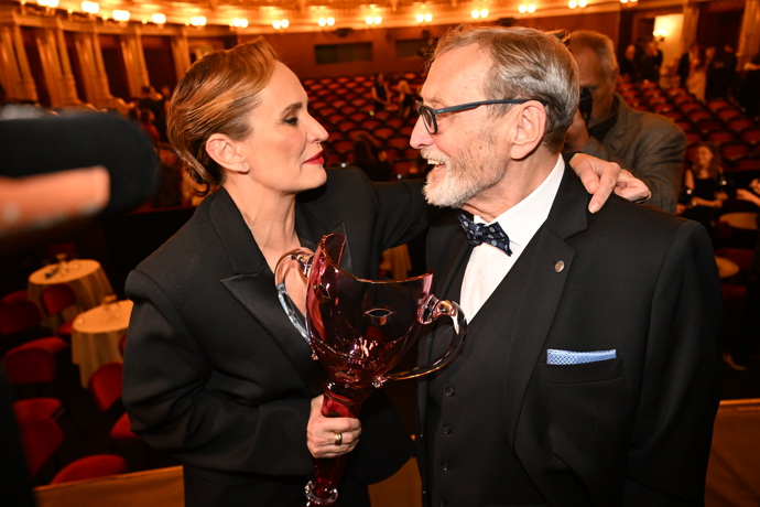 Záběr Moničina účesu z boku, kde je vidět preciznost provedení.