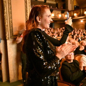 Denisa Nesvačilová v dobré náladě na slavnostním večeru.