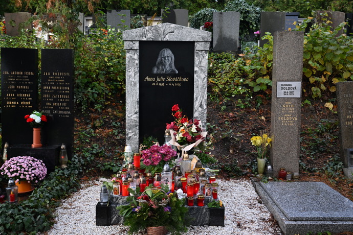 Anička Slováčková má svůj pomníček na Vinohradském hřbitově.