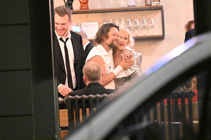 Zpěvák a režisérka v družném rozhovoru s přáteli.