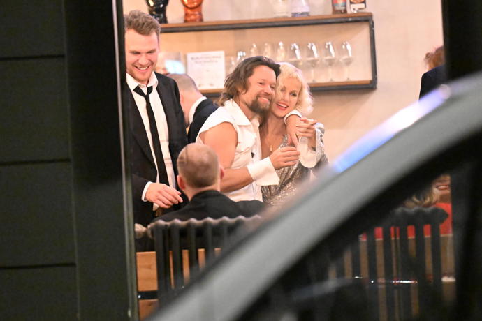 Richard Krajčo s úsměvem objímá svou manželku.