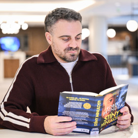 Britský spisovatel Robert Bryndza představil v Praze svou novou knihu.